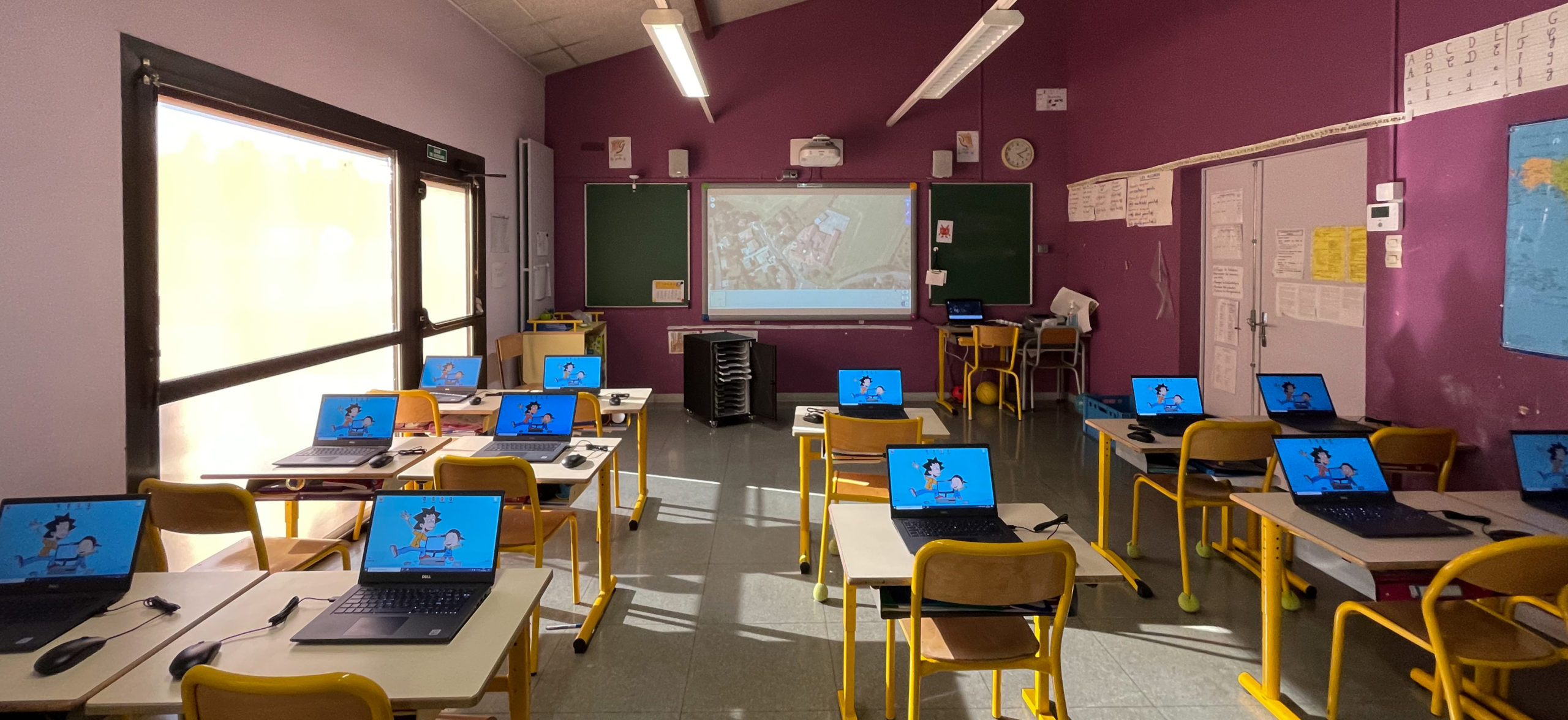 Salle de classe équipée d'un TBI et d'ordinateurs portables